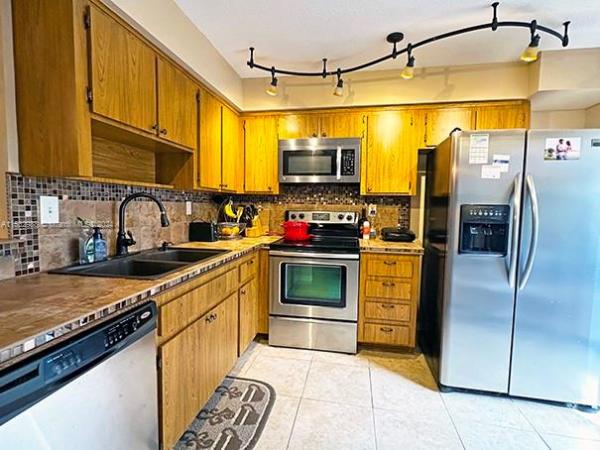 Tropical Gardens, 505 NE 19th St, Wilton Manors, Florida 33305, image 2