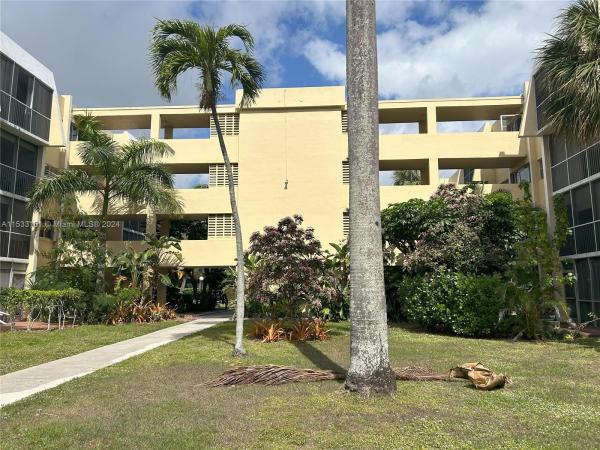 Lake Park, 940 NE 199th St #4L, Ives Estates, Florida 33179, image 3