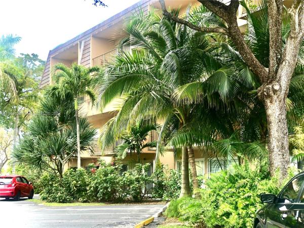 Camino Circle, 7900 Camino Cir #402, Glenvar Heights, Florida 33143, image 1