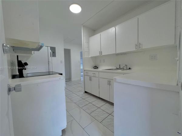 De Carlo, 3475 SW 28th St, Miami, Florida 33133, image 2