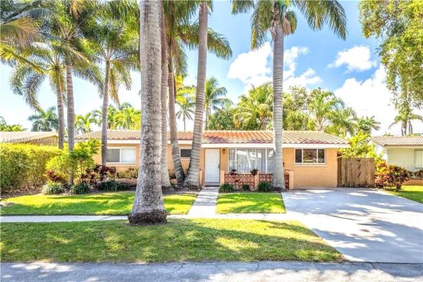 Country Club Homes, 1004 N 13th Ter, Hollywood, Florida 33019, image 1