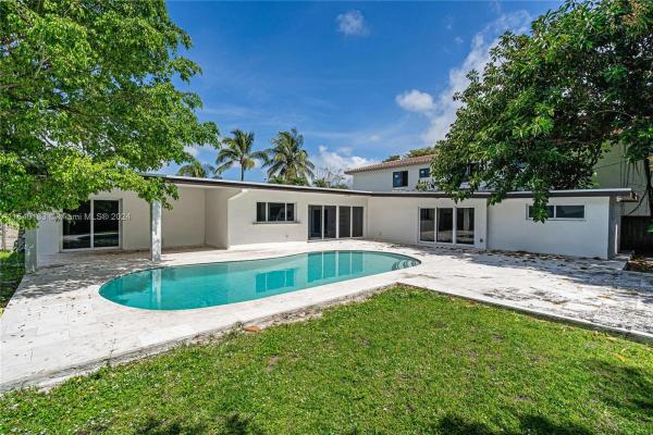Sky Lake, 1940 NE 186th Dr, North Miami Beach, Florida 33179, image 2