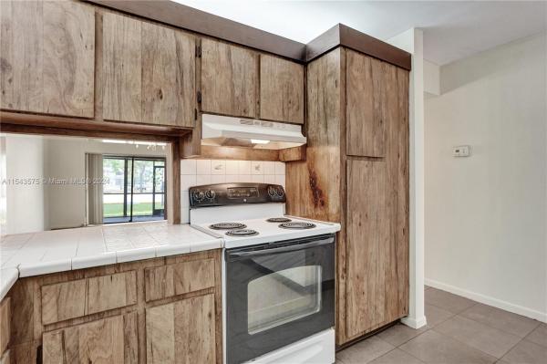 Villas At Carriage Hills Lakeside, 2 Briarwood Cir #102, Hollywood, Florida 33024, image 3