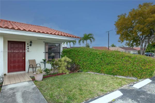 Lakewood Townhome Villas, 1490 SW 124th Place Concourse, Tamiami, Florida 33184, image 2