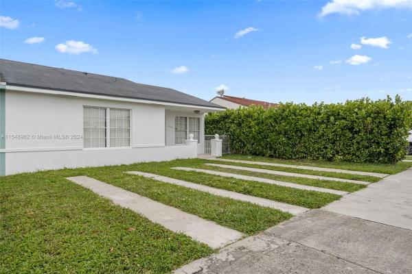 Golf Villas, 8335 SW 10th Ter, Westchester, Florida 33144, image 3