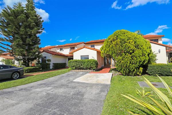 Lakewood Townhome Villas, 1611 SW 124th Pl Concourse #123, Tamiami, Florida 33175, image 2