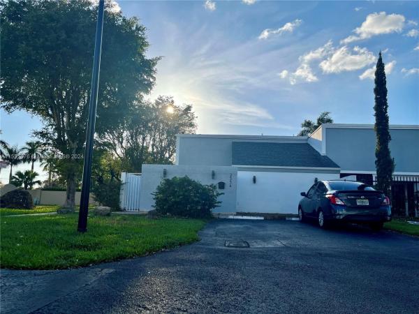 Greenway Lakes, 2554 SW 122nd Ct, Tamiami, Florida 33175, image 1
