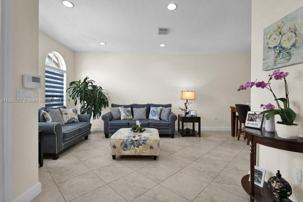Kendall Breeze West, 11811 SW 137th Pl, The Hammocks, Florida 33186, image 2