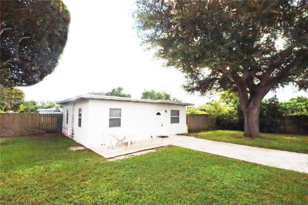 Hyde Park Manor, 1040 NW 141st St, Golden Glades, Florida 33168, image 3