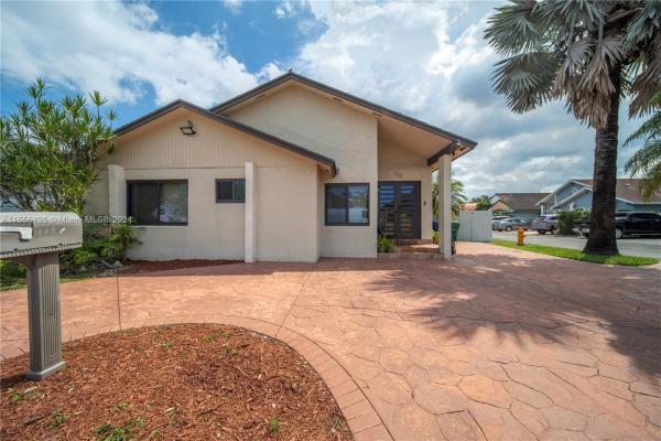Les Chalets, 749 SW 101st Ct Cir, Fountainebleau, Florida 33174, image 1