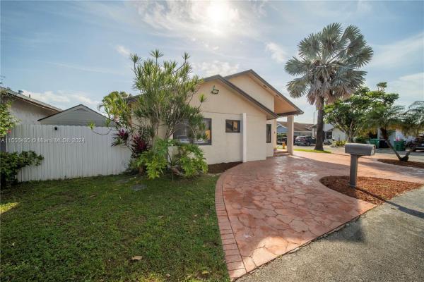 Les Chalets, 749 SW 101st Ct Cir, Fountainebleau, Florida 33174, image 3