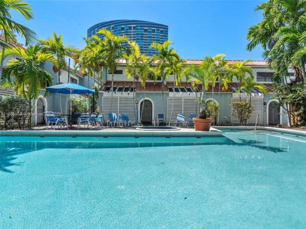 Corona Bay Townhouses, 515 NE 38th St #10, Miami, Florida 33137, image 3