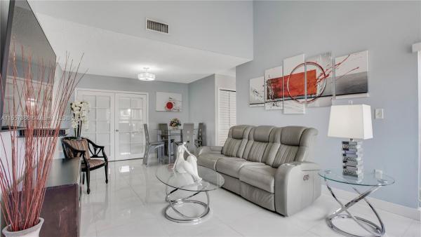 Les Chalets, 733 SW 99th Ct Cir, Fountainebleau, Florida 33174, image 3