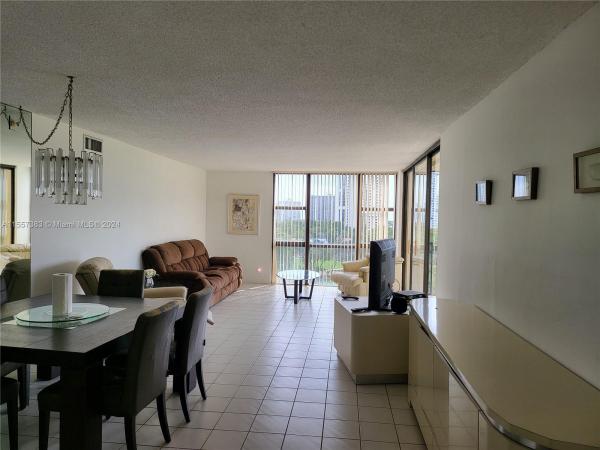 Coronado Tower 3, 20379 W Country Club Dr #733, Aventura, Florida 33180, image 2