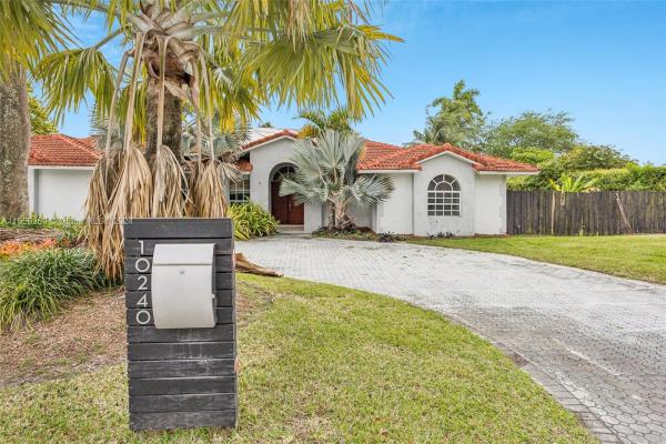 Pine Needle Manors, 10240 SW 124th St, Kendall, Florida 33176, image 2