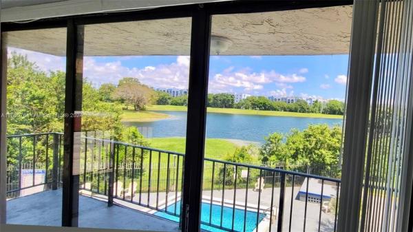 Golfview Club At Fontainebleau Park, 9682 Fontainebleau Blvd #304, Fountainebleau, Florida 33172, image 3