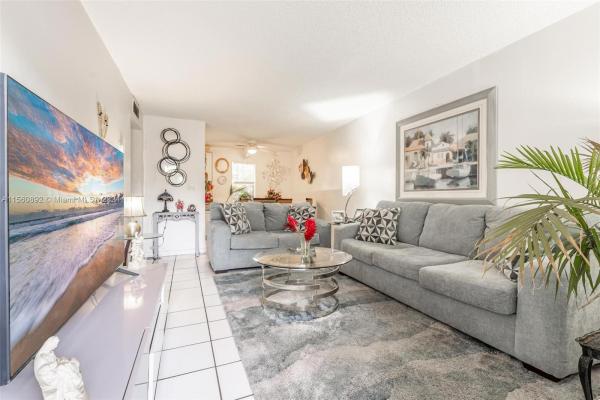 Annie's Castle, 905 NE 28th St #102, Wilton Manors, Florida 33334, image 1