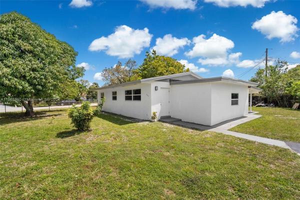 Carol City Gardens, 4240 NW 192nd St, Miami Gardens, Florida 33055, image 2