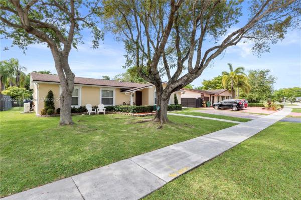 Devon Aire Estates, 12430 SW 106th Ter, The Crossings, Florida 33186, image 2