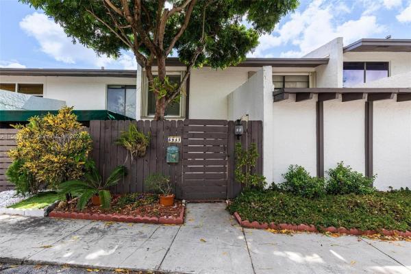 Snapper Creek Townhouses, 6641 SW 112th Pl, Kendall, Florida 33173, image 1