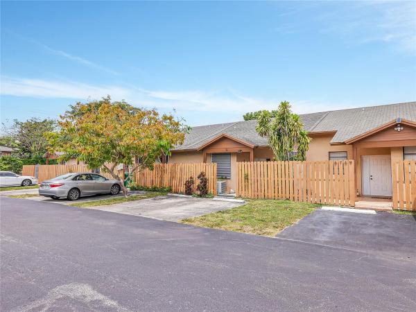 Aspen Townhomes, 6773 NW 186th Ter #6773, Country Club, Florida 33015, image 3