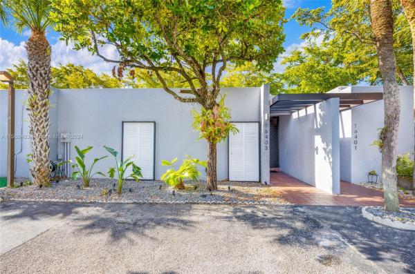 Windmill Gate, 16403 Fox Den Ct #16403, Miami Lakes, Florida 33014, image 2