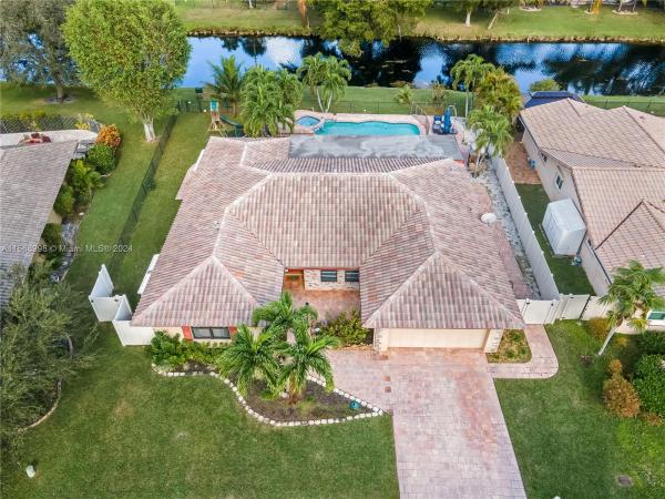 Plantation Hills, 845 W Plantation Cir, Plantation, Florida 33324, image 1