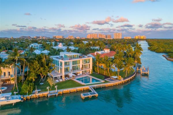 Smugglers Cove, 440 S Mashta Dr, Key Biscayne, Florida 33149, image 1
