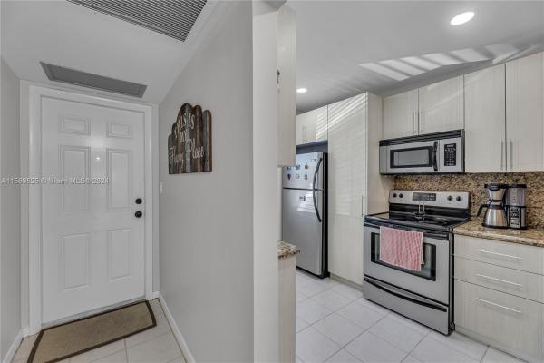 Monaco Gardens, 860 SE 6th Ave #203, Deerfield Beach, Florida 33441, image 2