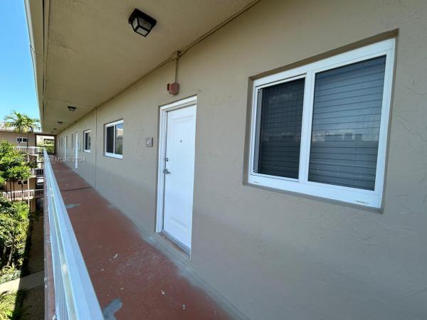 Village Of Kings Creek, 7707 Camino Real #B-405, Glenvar Heights, Florida 33143, image 2