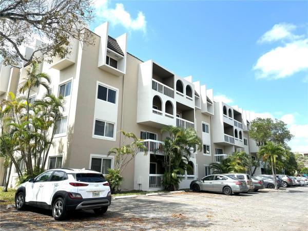 Village Of Kings Creek, 7805 Camino Real #H215, Glenvar Heights, Florida 33143, image 3