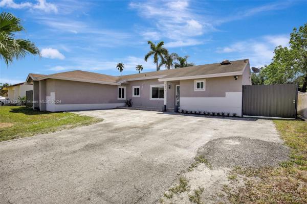 Country Lake Manors, 6310 NW 199th St, Hialeah, Florida 33015, image 3