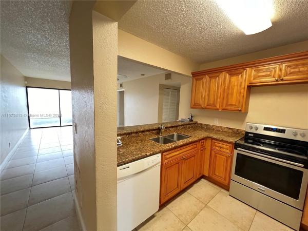 Palm Beach Grande, 1523 Lake Crystal Dr #C, West Palm Beach, Florida 33411, image 2