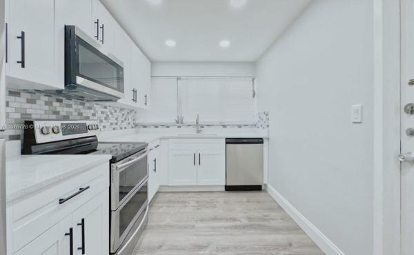 Lake Park, 920 NE 199th St #3S, Ives Estates, Florida 33179, image 3