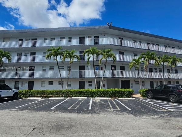 Royal Oaks, 441 NE 195th St #107, Ives Estates, Florida 33179, image 1