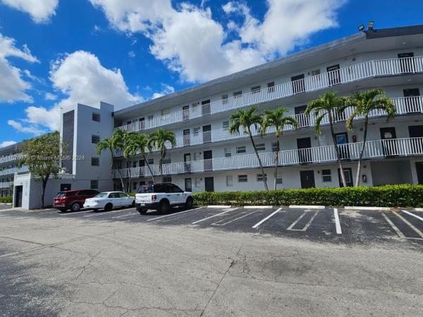 Royal Oaks, 441 NE 195th St #107, Ives Estates, Florida 33179, image 3