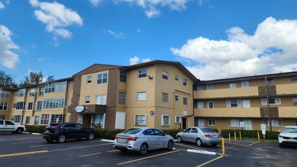 Palm Springs Gardens, 160 Royal Palm Rd #308, Hialeah Gardens, Florida 33016, image 2