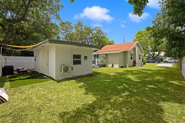 Griffins, 340 NW 43rd St, Miami, Florida 33127, image 3