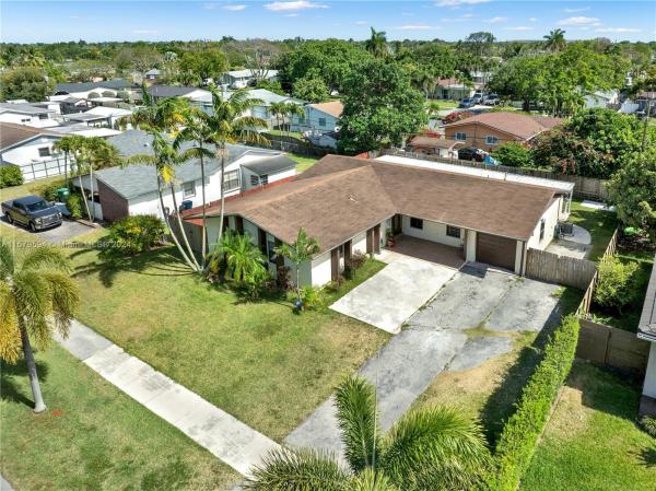 Bel Aire, 9844 SW 195th St, Cutler Bay, Florida 33157, image 2