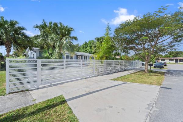 Orange Estates, 10320 SW 40th Ter, Westwood Lakes, Florida 33165, image 3