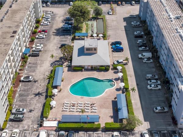 Gulfstream Garden, 410 SE 2nd St #204, Hallandale Beach, Florida 33009, image 2