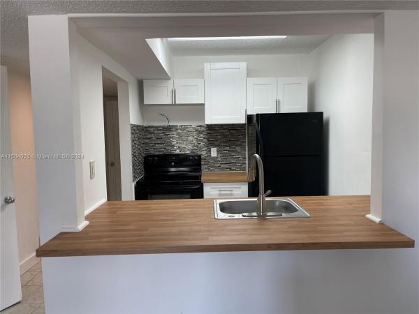Laguna Club East, 250 NW 107th Ave #204, Fountainebleau, Florida 33172, image 3