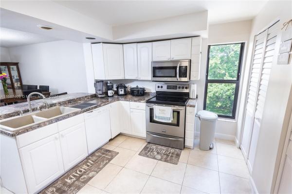 Lago West, 430 Commodore Dr #317, Plantation, Florida 33325, image 1