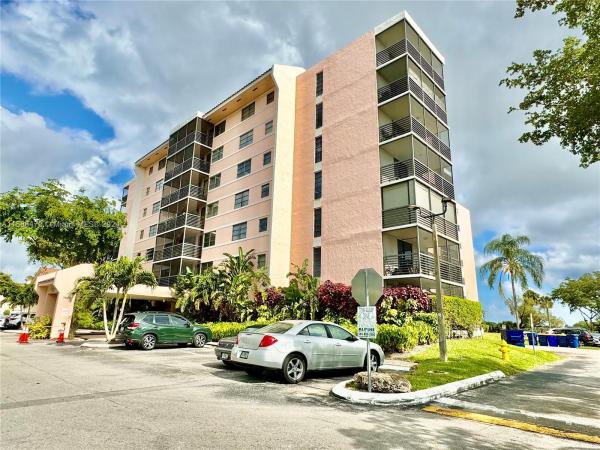 Lakeview Of The California Club, 20840 San Simeon Way #401, Ives Estates, Florida 33179, image 1