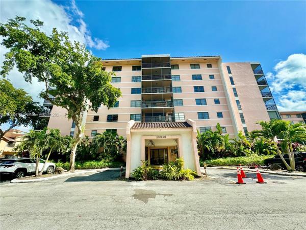 Lakeview Of The California Club, 20840 San Simeon Way #401, Ives Estates, Florida 33179, image 2