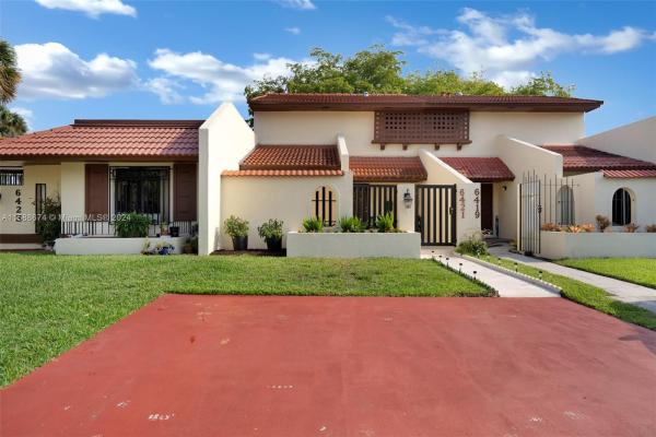 Townhomes Of Country Lake, 6421 NW 192nd Ter #6421, Country Club, Florida 33015, image 3