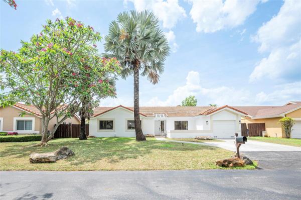 Lakes Of The Meadow, 15327 SW 54th Ln, Kendall West, Florida 33185, image 2