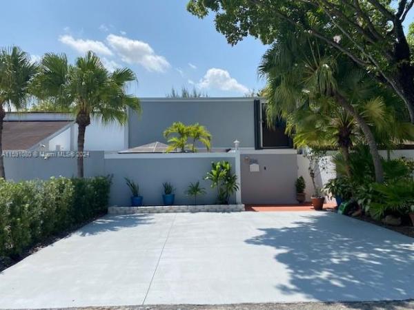 Greenway Lakes, Tamiami, Florida 33175, image 1