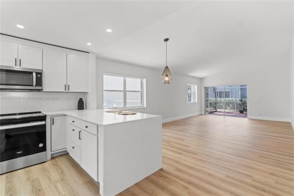 Jacaranda Pointe, 9460 NW 8th Cir, Plantation, Florida 33324, image 1