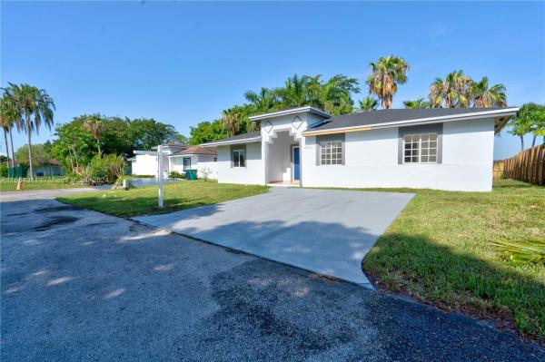 Villas Of Palm Bay, 880 SW 9th Plz, Florida City, Florida 33034, image 2